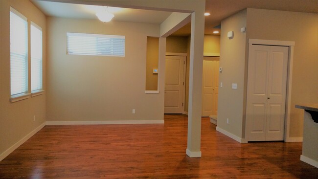 Building Photo - Spacious Fife 3 Bedroom with Fenced  Yard!