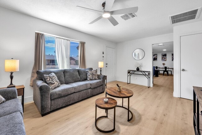 Building Photo - 1510 W 7th Dr