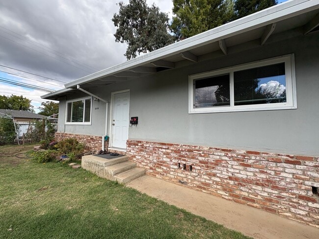 Primary Photo - 5404 Gibbons Dr