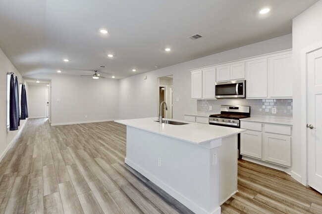 Building Photo - 3 Bedroom, 2 Bath in Midtown Subdivision C...