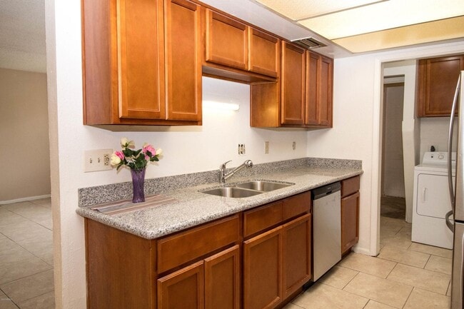 Building Photo - Amazing condo is now available in heart of Glendale $1550.00