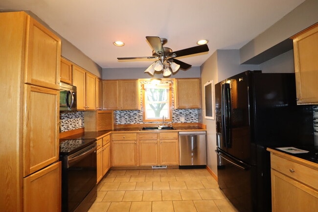 Building Photo - "Spacious 4-Bedroom 2 Bath with Finished B...