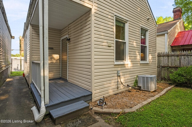 Building Photo - 813 Swan St
