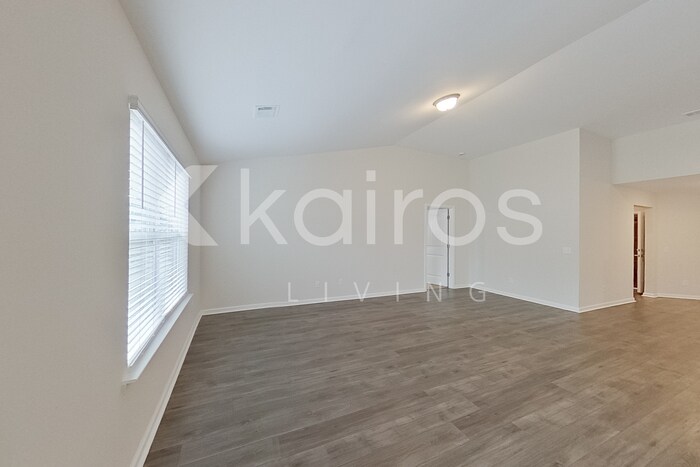 Building Photo - 107 Lord Effingham Wy