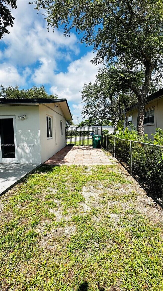 Building Photo - 10525 SW 77th Ct