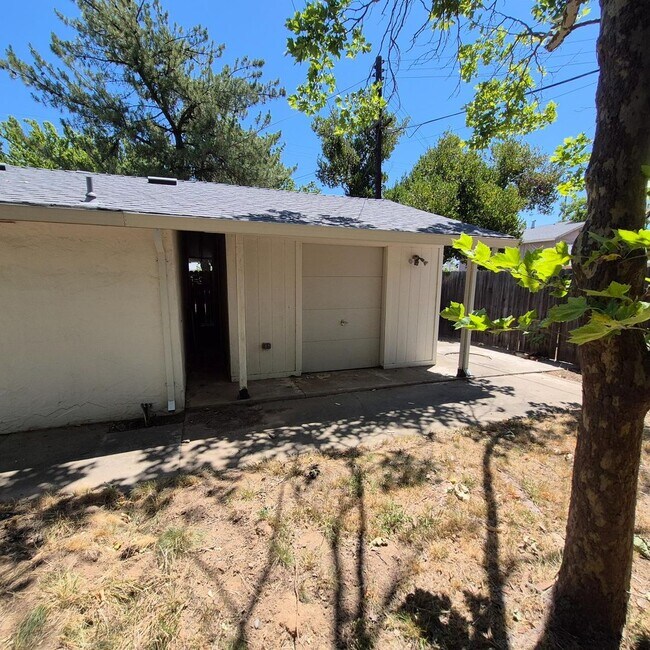 Building Photo - Excellent Tahoe Park Home.