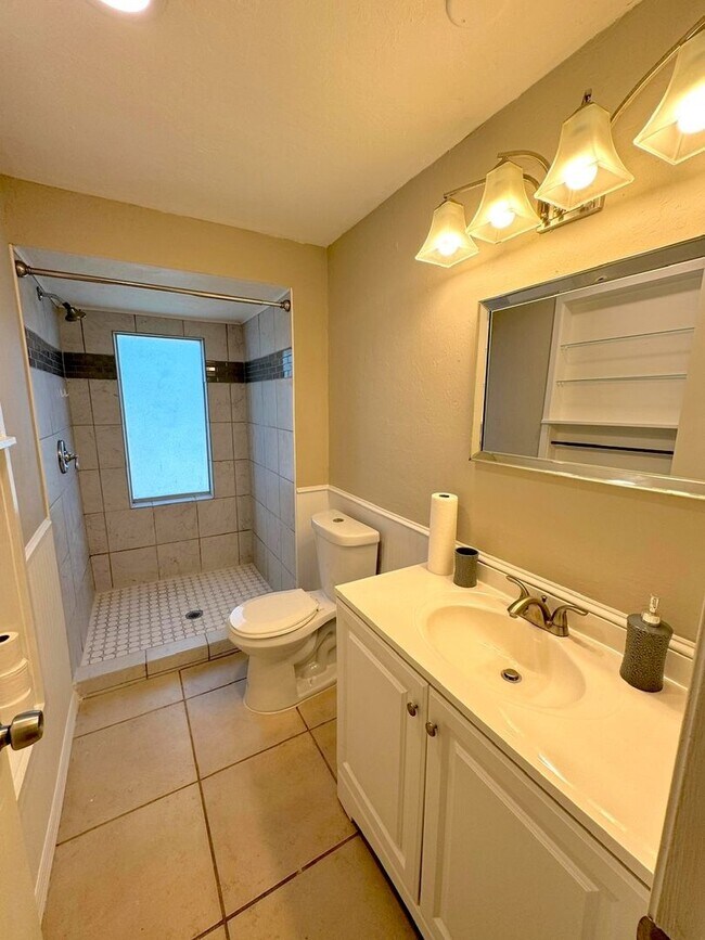 Building Photo - Spacious 2-Bed/2-Bath + Bonus Room Home for Rent in Bradenton, FL!