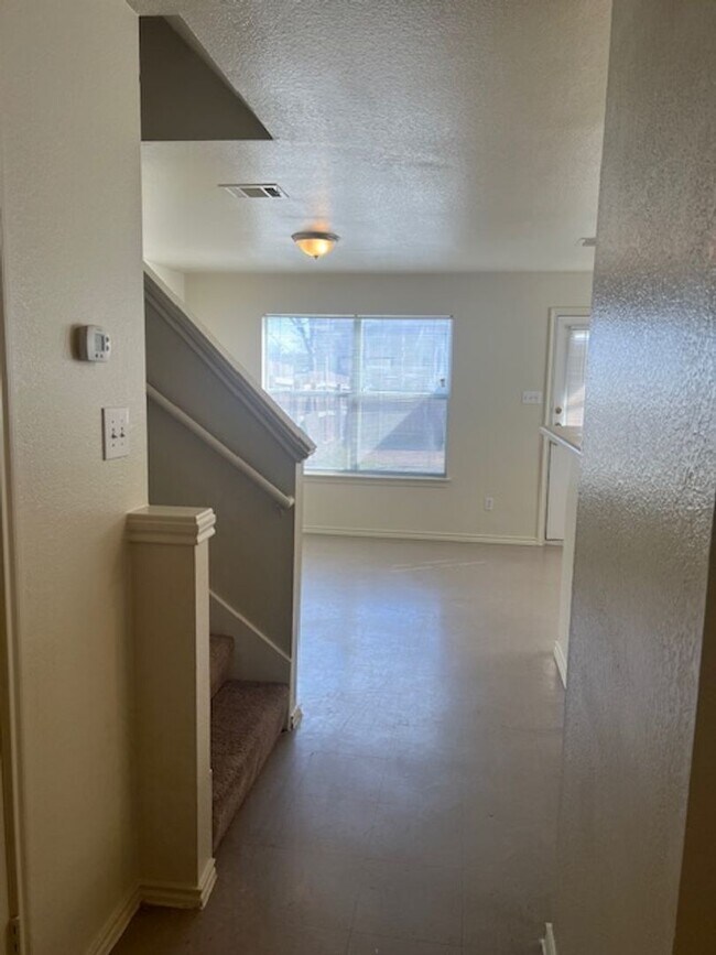 Building Photo - 929