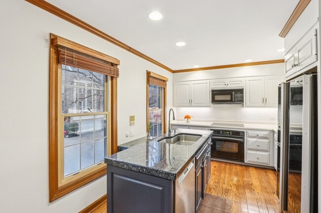 Building Photo - 19 Landmark St