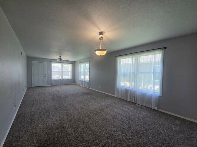 Building Photo - 906 Whitetail Ct