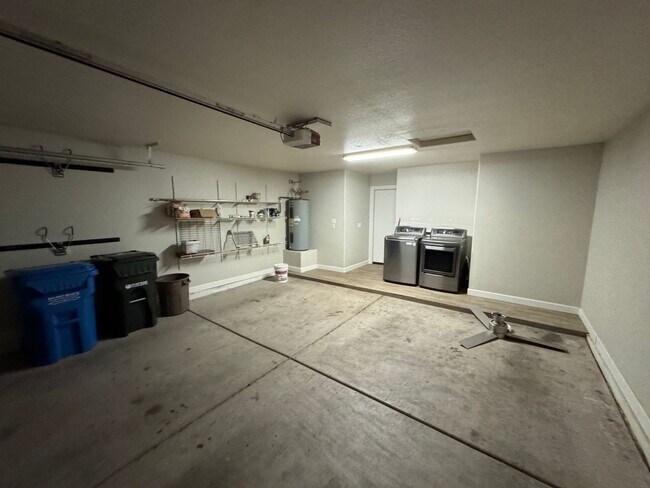 Building Photo - 3026 E Pontiac Dr