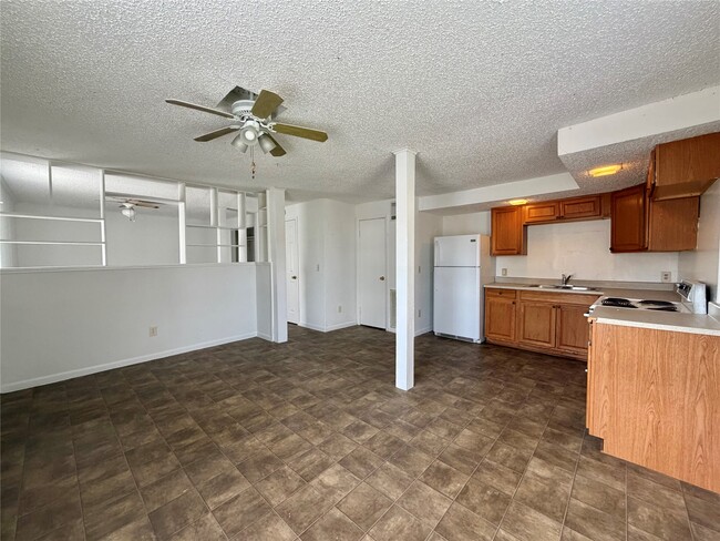 Building Photo - 1125 N Valderas St