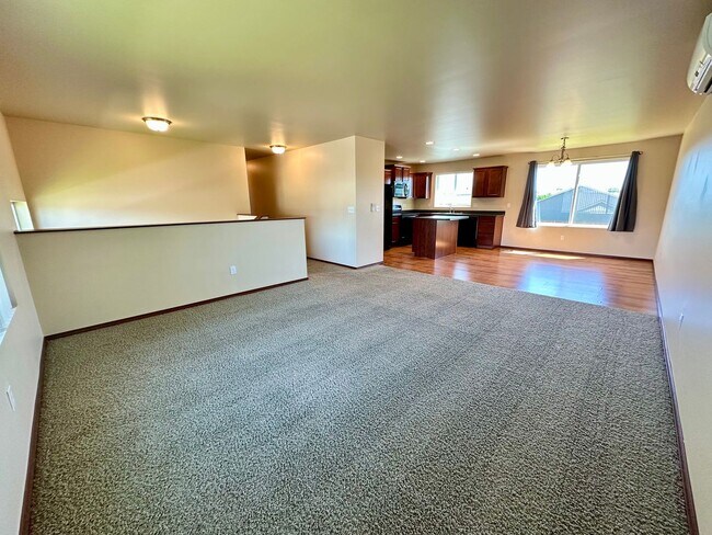 Building Photo - Large 5 Bedroom Home - North of CWU