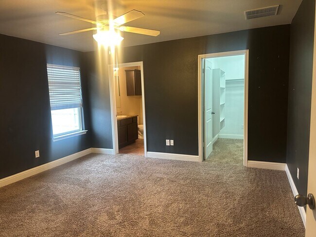 Building Photo - 808 E 96th St