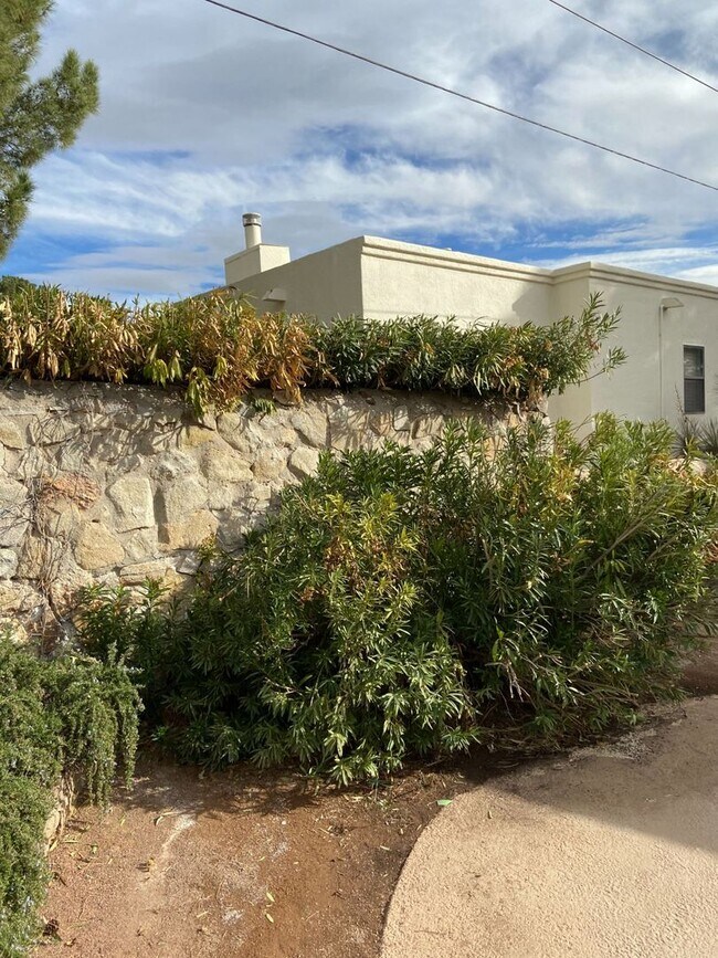 Building Photo - Home For Rent