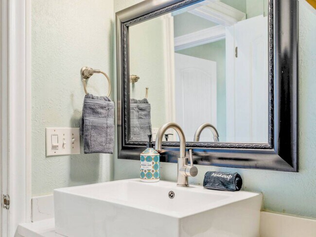 Building Photo - 986 Bahama Dr