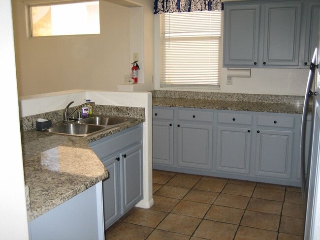 Building Photo - Single story, gated, 3bed, 2bath, 2car garage, Club house, Community Pool, Spa, Fitness room, CCRs