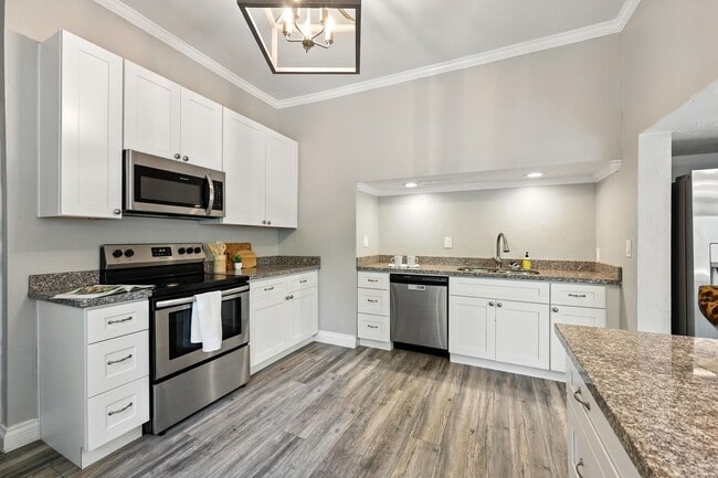 Building Photo - Beautifully Renovated Home with Modern Com...