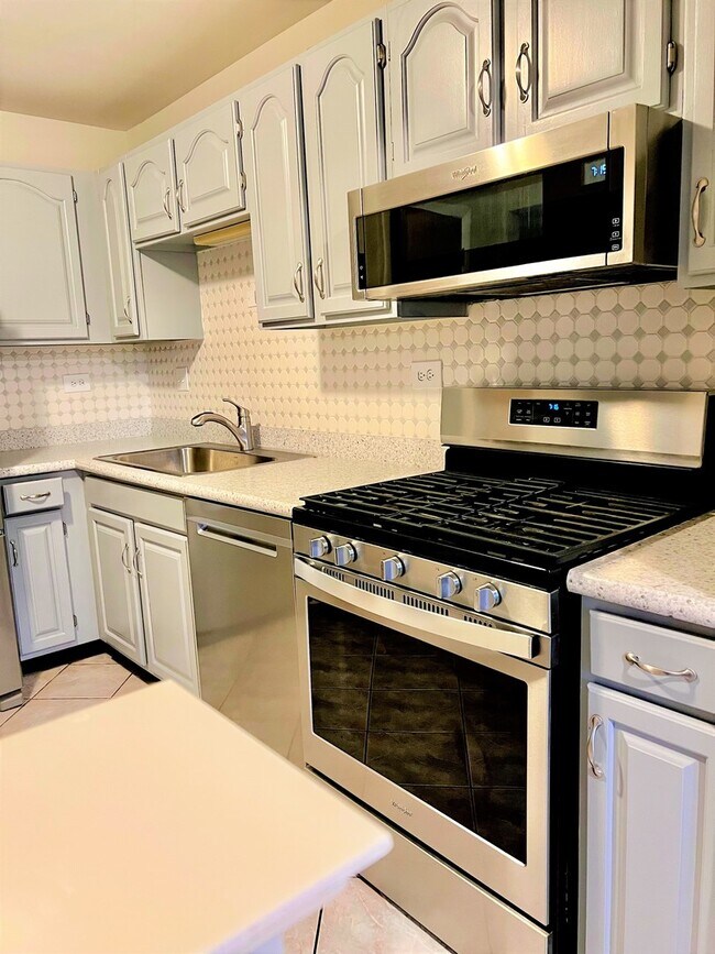 Building Photo - 601 Hanover Ct