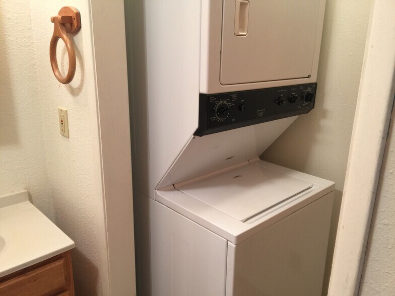 Building Photo - 140 NW Robert St