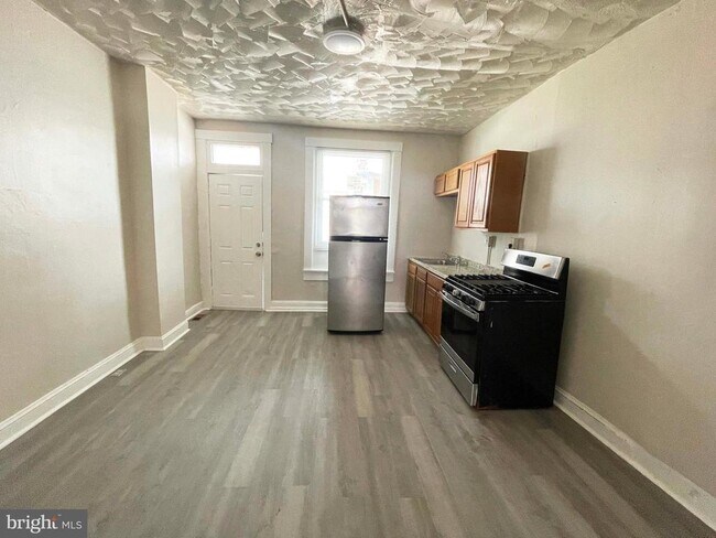 Building Photo - 1736 Darley Ave