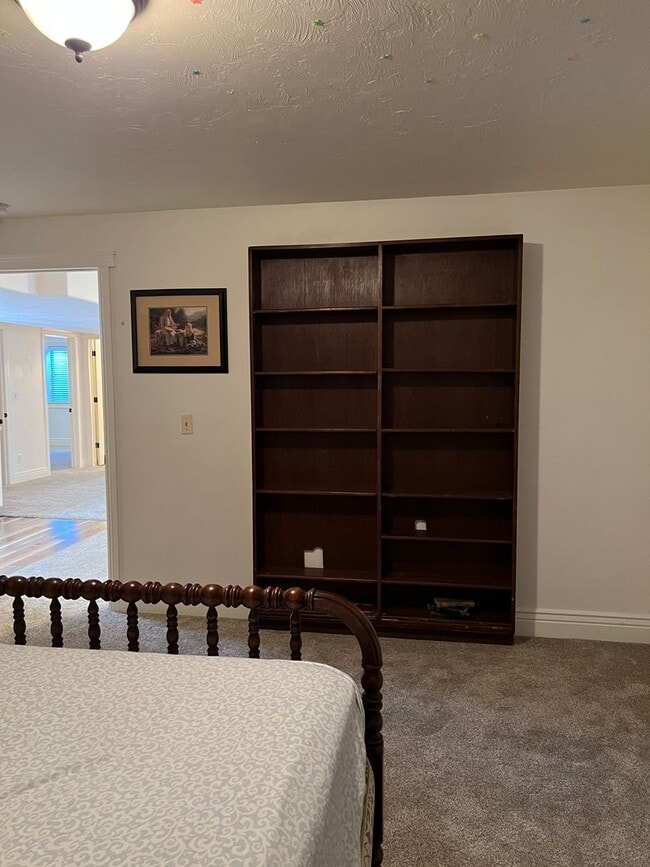 Building Photo - **$100 OFF FIRST MONTHS RENT!** Stunning 5 bed 3.5 bath twin-home on the Rexburg Hill