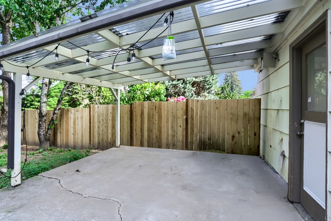 Building Photo - South Tabor — 2BR/1BA Home with Attached Garage