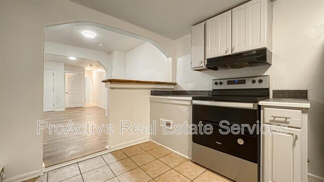 Building Photo - 3027 Peronne Ave