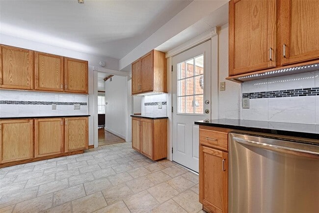 Building Photo - 3042 Newcastle Dr