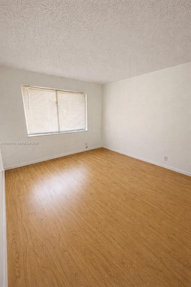 Building Photo - 436 Lakeview Dr