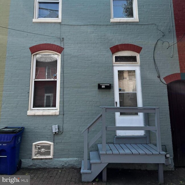 Primary Photo - 486 W South St