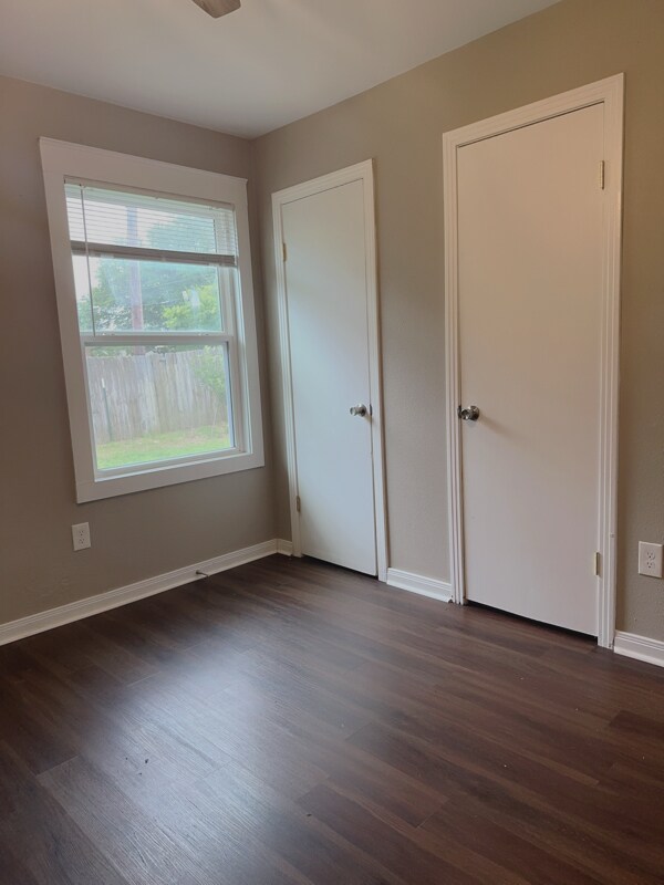Building Photo - 313 Lovers Ln