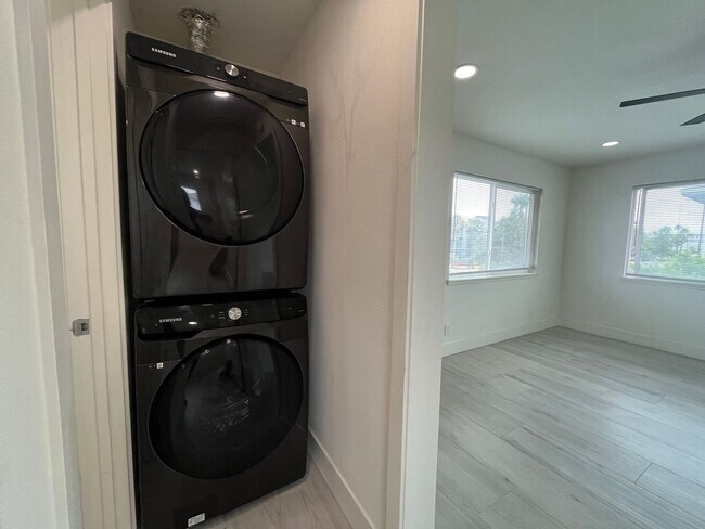 Building Photo - Beautifully Renovated Apartment Steps to the Beach - Washer/Dryer & Refrigerator included!