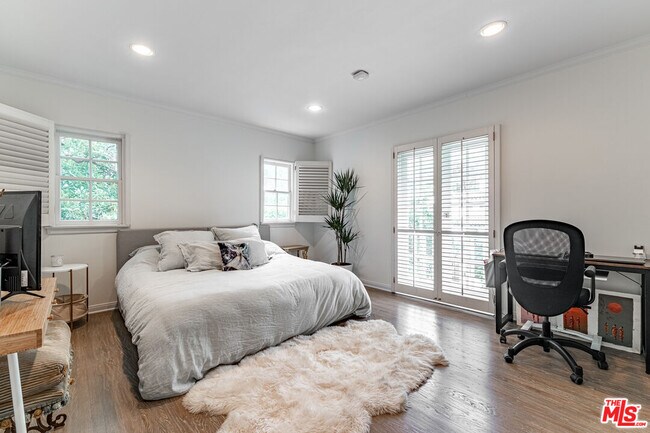 Building Photo - 1438 San Ysidro Dr