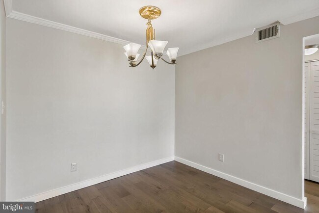 Building Photo - 1725 Ascot Way