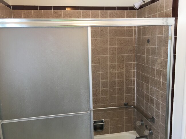 Full bath - 1421 N Cherry St