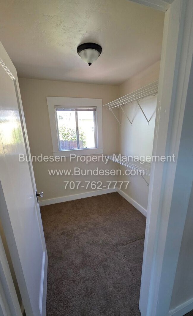 Building Photo - Charming Mid-Century Bungalow & Updated Co...