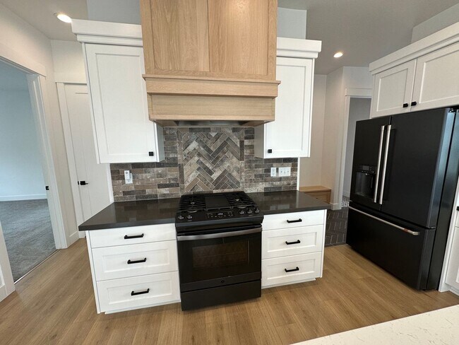 Building Photo - Gorgeous 5 Bed 3.5 Bath Home at Daybreak I...