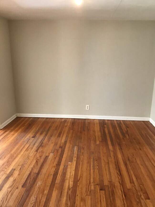 Building Photo - 2 Bedroom Duplex on Hancock Street - Available  NOW!!