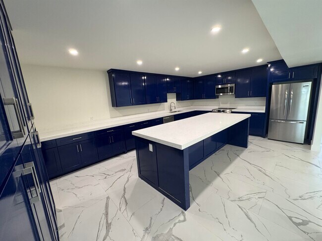 Building Photo - 13 Royale Cir