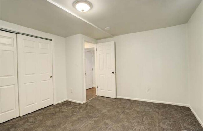 Building Photo - West Highlands Garden Level  2-bedroom 1-b...