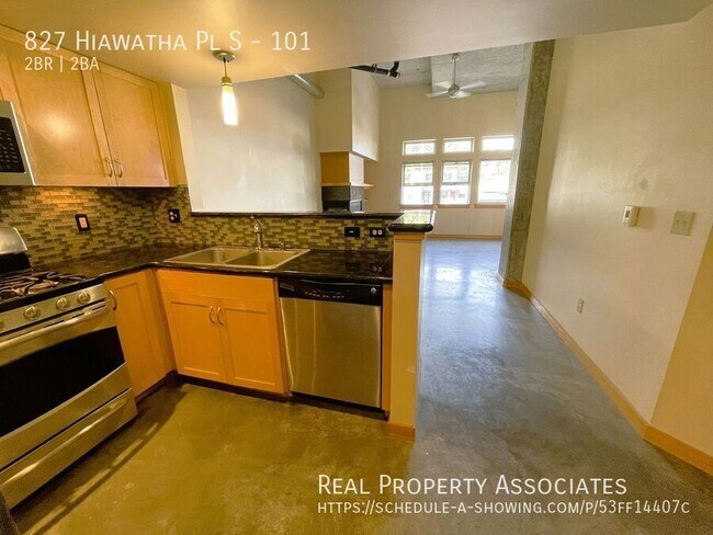Building Photo - 827 Hiawatha Pl S