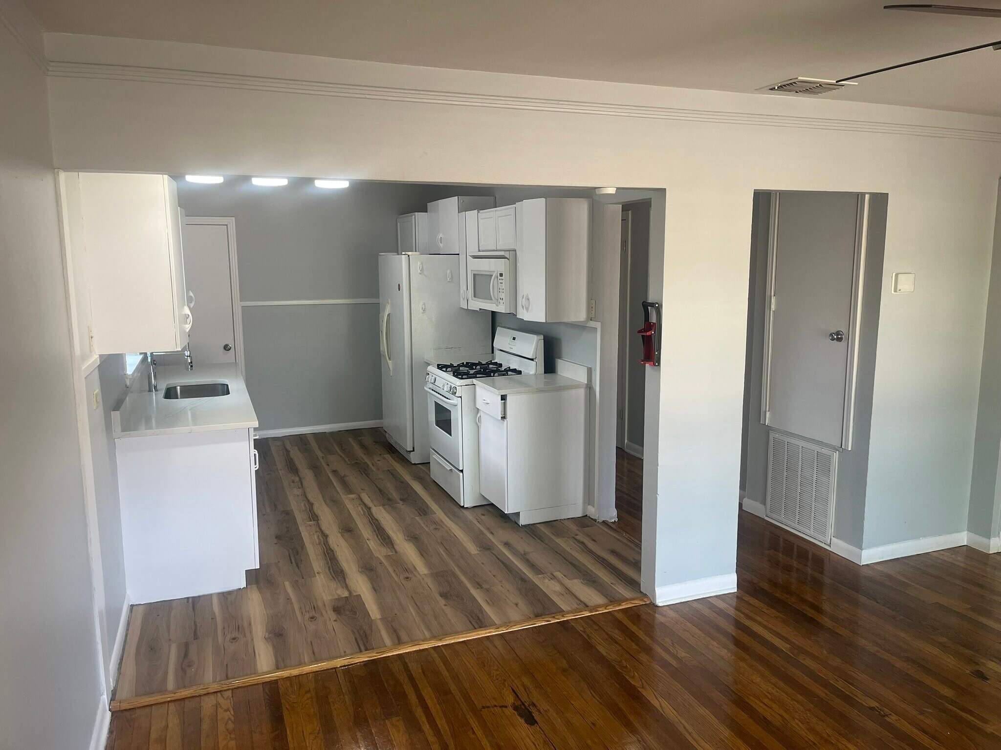 Building Photo - 404 Storeywood Dr