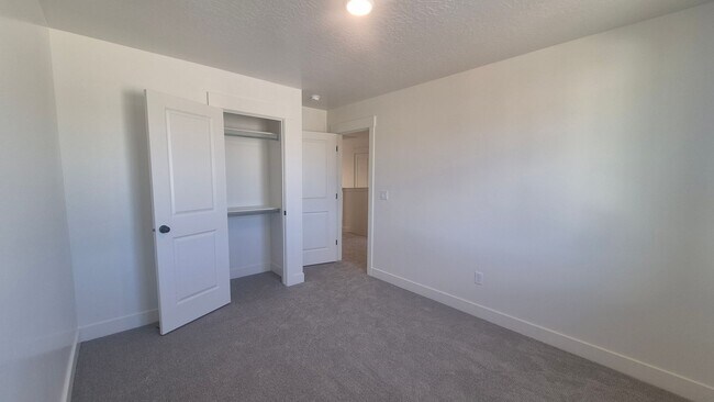 Building Photo - 5677 S Weehawken Ln