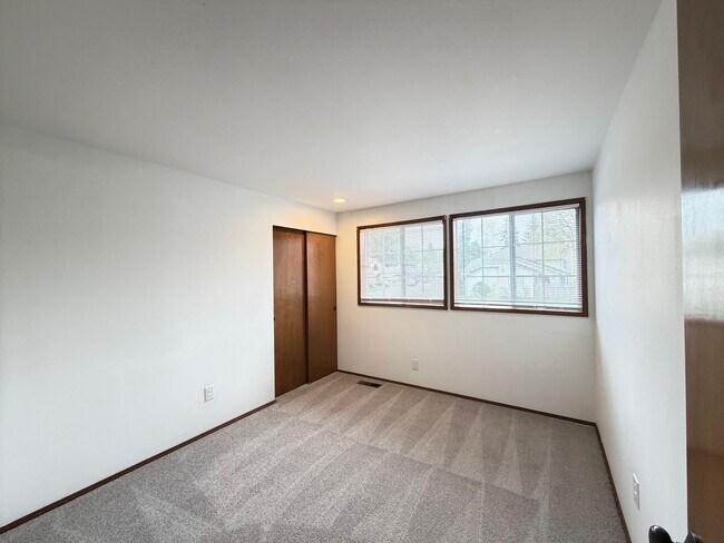 Building Photo - Saratoga Reach Beauty: Updated 4BR Home with Deck, Fireplace & Prime Mukilteo Location