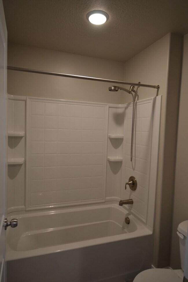 Building Photo - Gorgeous 4 Bed 3 Bath Townhouse in Riverton!