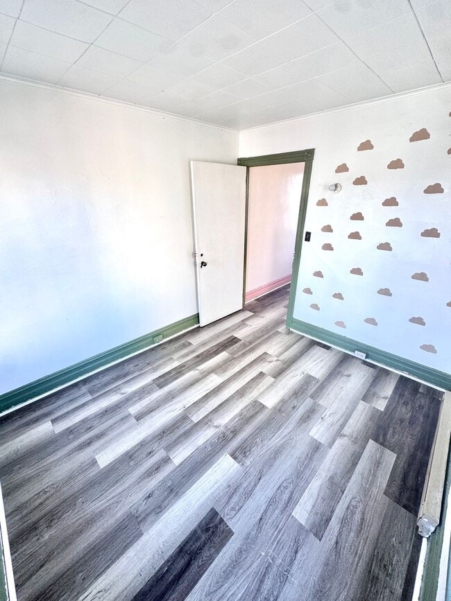 Building Photo - FOUR BEDROOM End of Row