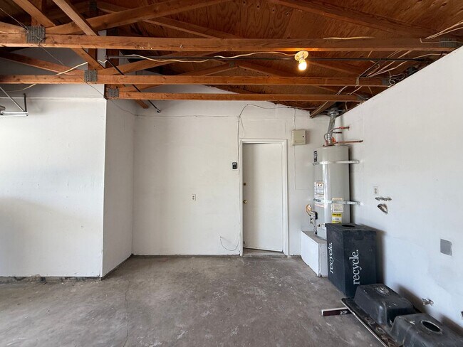 Building Photo - Victorville - 3 Bedrooms, 2 Bathrooms, New Paint, New Blinds, Tile Floors