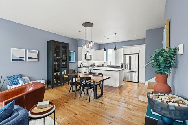 Building Photo - Modern, Stylish Furnished Townhome in Down...