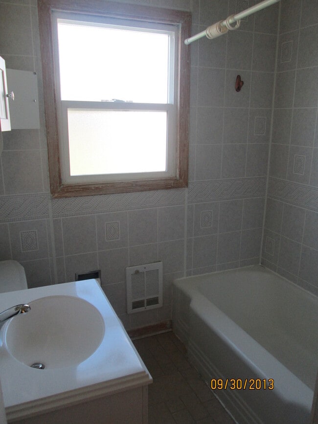 Building Photo - 2 bedroom home with great back yard!